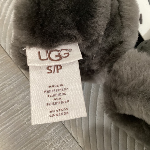 UGG Perforated Genuine Shearling Suede Gloves, size S - Picture 5 of 8